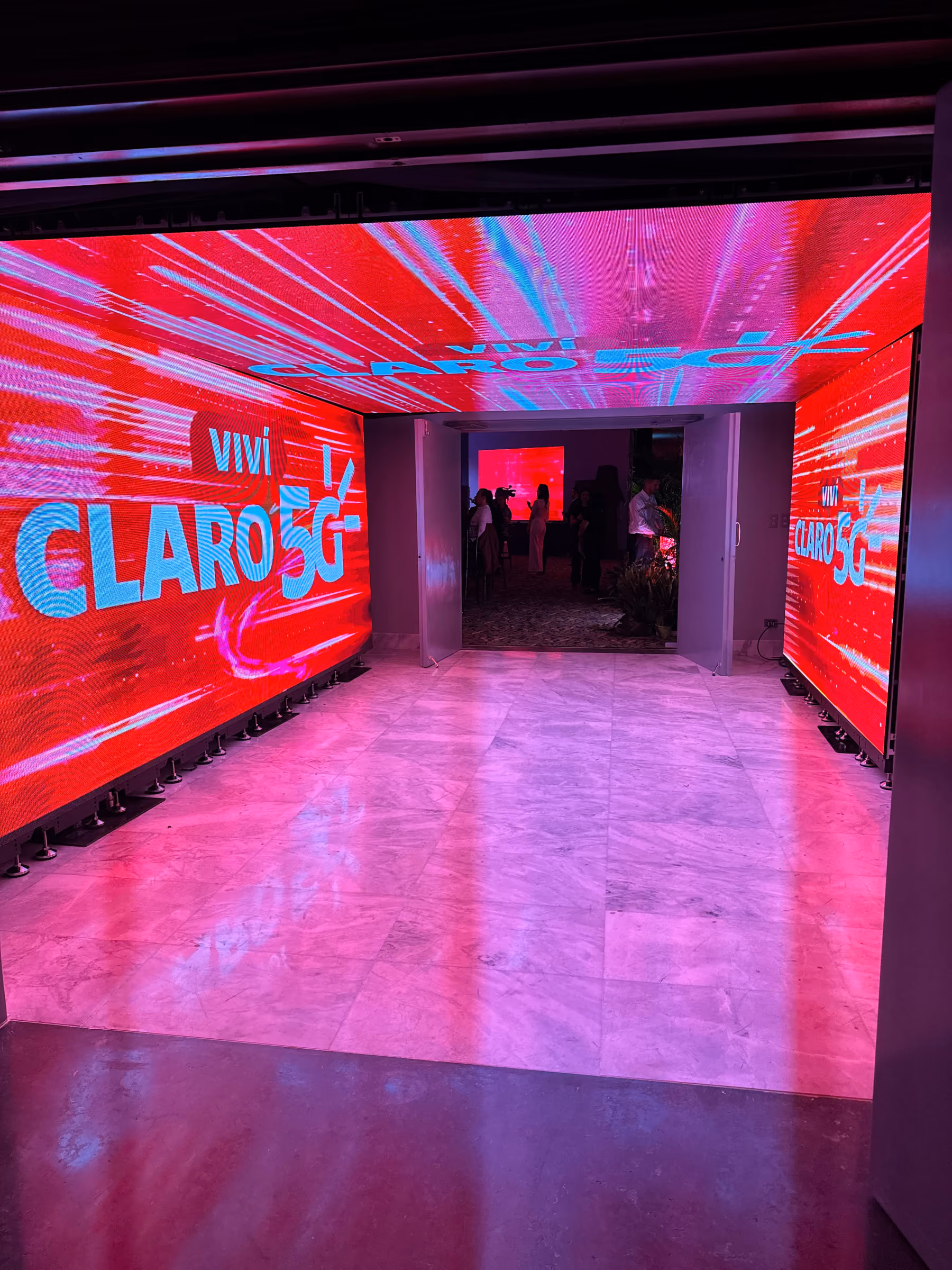 Pasillo cubierto de pantallas LED en rojo